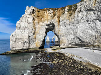 Luftaufnahme des Schlüssellochs der Klippe von Etretat, Seine-Maritime, Normandie, Frankreich. - AAEF15122