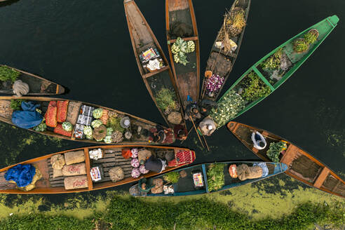 Luftaufnahme von Menschen auf typischen Booten entlang des Flusses während des schwimmenden Marktes, Rainawari, Srinagar, Jammu und Kaschmir, Indien. - AAEF15150