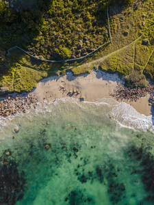 Luftaufnahme von Fisherman's Beach, Simonstown, Kapstadt, Westkap, Südafrika. - AAEF15153
