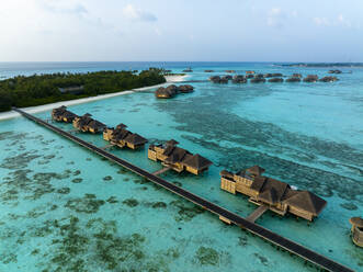 Malediven, Nord-Male-Atoll, Lankanfushi, Luftaufnahme von Bungalows einer tropischen Ferienanlage - AMF09560