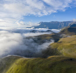 Luftaufnahme von Bergen in den Wolken in, Maluti A Phofung NU, Free, Südafrika. - AAEF15185