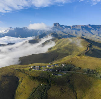 Luftaufnahme von Bergen in den Wolken in, Maluti A Phofung NU, Free, Südafrika. - AAEF15186