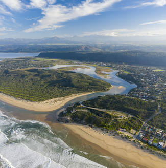 Luftaufnahme des Strandes und der Küstenlinie mit Wellen bei Sonnenuntergang und Wald, Knysna NU, Westkap, Südafrika. - AAEF15193