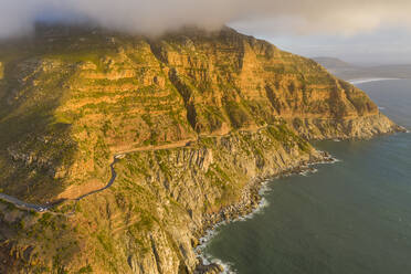 Luftaufnahme der Küstenstraße entlang der Klippe in Hout Bay, Kapstadt, Westkap, Südafrika. - AAEF15205