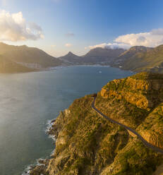 Luftaufnahme der Küstenstraße entlang der Klippe in Hout Bay, Kapstadt, Westkap, Südafrika. - AAEF15206