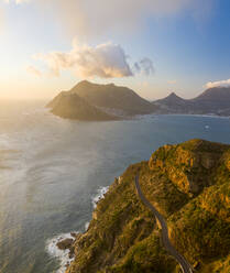 Luftaufnahme der Küstenstraße entlang der Klippe in Hout Bay, Kapstadt, Westkap, Südafrika. - AAEF15207