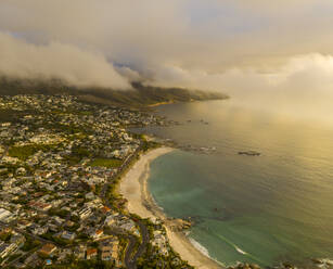 Luftaufnahme der Stadt entlang der Küste in den Wolken bei Sonnenuntergang, Signal Hill Nature Reserve, Kapstadt, Westkap, Südafrika. - AAEF15212