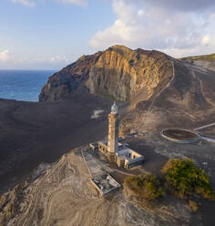 Luftaufnahme des Farol da Ponta dos Capelinhos bei Sonnenuntergang mit dem Meer im Hintergrund, Capelo, Azoren, Portugal. - AAEF15233