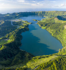 Luftaufnahme des vulkanischen Sees Lagoa Verde, Candelaaria, Azoren, Portugal. - AAEF15238