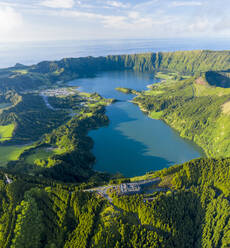 Luftaufnahme des vulkanischen Sees Lagoa Verde, Candelaaria, Azoren, Portugal. - AAEF15239