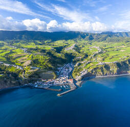 Luftaufnahme eines Dorfes am Meer, Povoacao, Azoren, Portugal. - AAEF15250