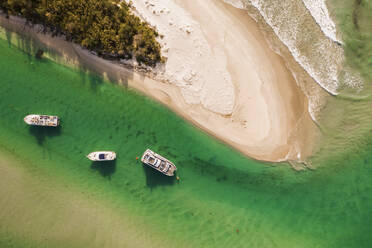 Luftaufnahme von Booten in der Bucht von Huskisson, New South Wales, Australien. - AAEF15271