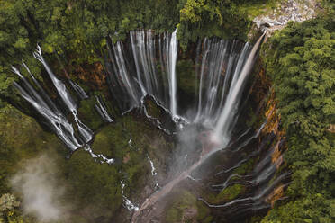 Luftaufnahme des Tempak-Wasserfalls, Indonesien. - AAEF15279