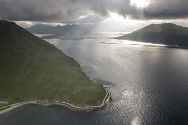 Luftaufnahme der Summer Bay, Insel Unalaska, Alaska, Vereinigte Staaten. - AAEF15315