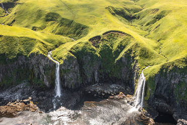 Luftaufnahme eines Wasserfalls an der Küste, Makushin, Insel Unalaska, Alaska, Vereinigte Staaten. - AAEF15321