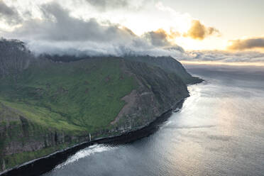 Luftaufnahme eines Wasserfalls an der Küste, Driftwood Bay, Insel Unalaska, Alaska, Vereinigte Staaten. - AAEF15322