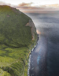 Luftaufnahme eines Wasserfalls an der Küste, Driftwood Bay, Insel Unalaska, Alaska, Vereinigte Staaten. - AAEF15323