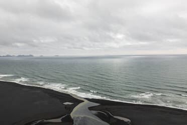 Luftaufnahme der isländischen Küstenlinie. - AAEF15346