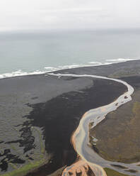 Luftaufnahme der Küstenlinie mit Flussmündung in Island. - AAEF15348