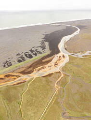 Luftaufnahme der Küstenlinie mit Flussmündung in Island. - AAEF15349