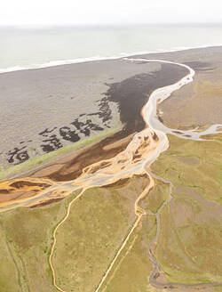 Luftaufnahme der Küstenlinie mit Flussmündung in Island. - AAEF15349