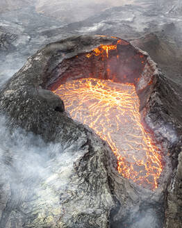 Luftaufnahme des Vulkans Fagradalsfjall während eines Ausbruchs, Island. - AAEF15370