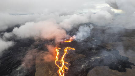Luftaufnahme des Vulkans Fagradalsfjall während eines Ausbruchs, Island. - AAEF15372