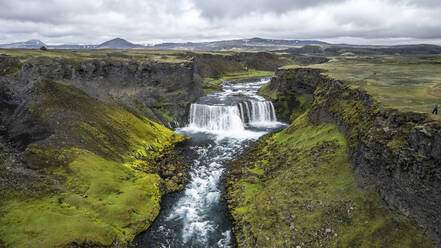 Luftaufnahme des Axlafoss-Wasserfalls, Skaftarhreppur, Island. - AAEF15385