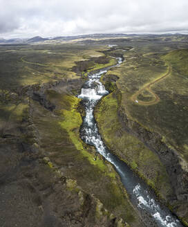 Luftaufnahme des Axlafoss-Wasserfalls, Skaftarhreppur, Island. - AAEF15386