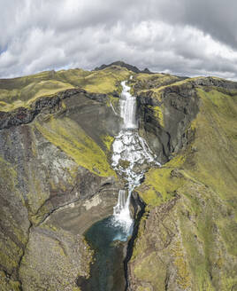 Luftaufnahme des Wasserfalls Ofaerufoss, Skaftarhreppur, Island. - AAEF15387