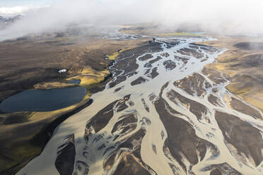 Luftaufnahme der Wasserbildung entlang einer Flussmündung in Island. - AAEF15393