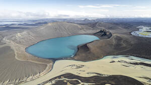 Luftaufnahme einer isländischen Landschaft mit See, Südisland, Island. - AAEF15397