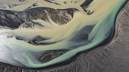 Luftaufnahme der Wasserbildung entlang einer Flussmündung in Island. - AAEF15398