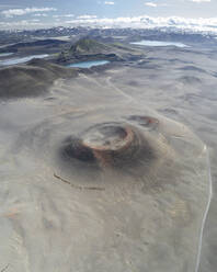Luftaufnahme eines Vulkans in einer Wüstenlandschaft, Island. - AAEF15400