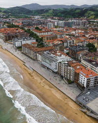 Luftaufnahme des Strandes von Zarautz und der Küstenlinie, Gipuzkoa, Baskenland, Spanien. - AAEF15432