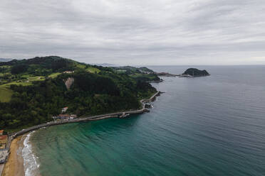 Luftaufnahme einer Straße entlang der Küstenlinie mit Blick auf den Ozean, Zarautz, Gipuzkoa, Baskenland, Spanien. - AAEF15434