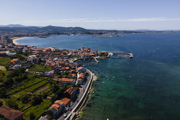 Luftaufnahme von Vilagarcía de Arousa entlang der Küstenlinie, Galicien, Spanien. - AAEF15457