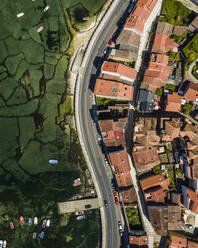 Luftaufnahme von Carril, einer kleinen Stadt an der Küste in Galicien, Spanien. - AAEF15462