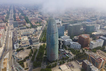 Luftaufnahme des Torre Glories, eines markanten Wolkenkratzers in der Innenstadt von Barcelona, Katalonien, Spanien. - AAEF15472