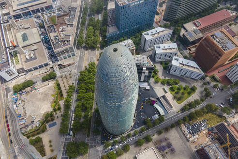 Luftaufnahme des Torre Glories, eines markanten Wolkenkratzers in der Innenstadt von Barcelona, Katalonien, Spanien. - AAEF15473