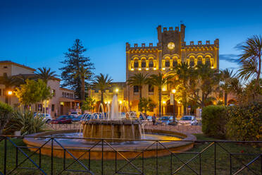 Blick auf Brunnen und Rathaus am Placa des Born in der Abenddämmerung, Ciutadella, Menorca, Balearen, Spanien, Mittelmeer, Europa - RHPLF22638