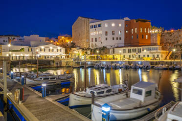 Blick auf Boote im Jachthafen mit Blick auf weiß getünchte Gebäude in der Abenddämmerung, Ciutadella, Menorca, Balearen, Spanien, Mittelmeer, Europa - RHPLF22640