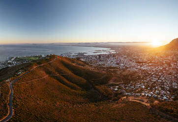 Luftaufnahme vom Signal Hill in der Morgendämmerung, Kapstadt, Westkap, Südafrika, Afrika - RHPLF22650