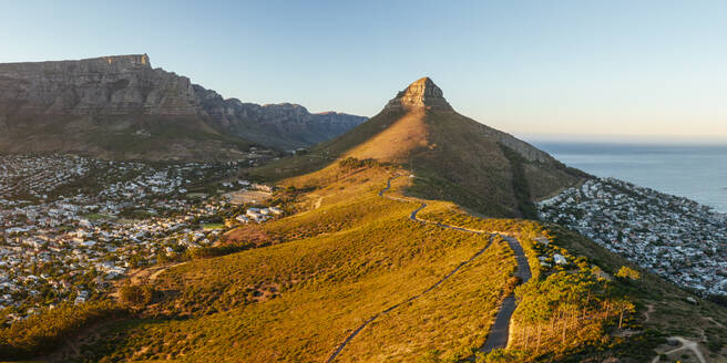 Luftaufnahme vom Signal Hill in der Morgendämmerung, Kapstadt, Westkap, Südafrika, Afrika - RHPLF22651