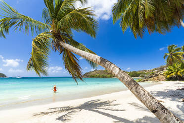 Fröhliche Frau beim Sonnenbaden im kristallklaren karibischen Meer, Antigua, Leeward Islands, Westindien, Karibik, Mittelamerika - RHPLF22685