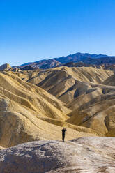 Wanderer in den bunten Sandsteinformationen, Zabriskie Point, Death Valley, Kalifornien, Vereinigte Staaten von Amerika, Nordamerika - RHPLF22693