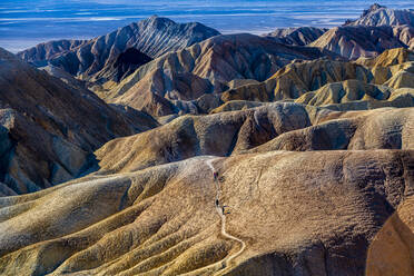 Wanderer in den bunten Sandsteinformationen, Zabriskie Point, Death Valley, Kalifornien, Vereinigte Staaten von Amerika, Nordamerika - RHPLF22694