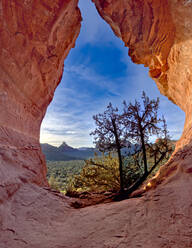 Die Geburtshöhle an der Seite des Mescal Mountain, in die indianische Frauen in der Antike kamen, um zu gebären, Sedona, Arizona, Vereinigte Staaten von Amerika, Nordamerika - RHPLF22707
