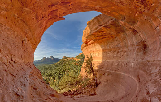 Die Geburtshöhle an der Seite des Mescal Mountain, in die indianische Frauen in der Antike kamen, um zu gebären, Sedona, Arizona, Vereinigte Staaten von Amerika, Nordamerika - RHPLF22708