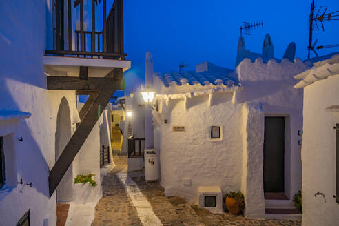 Blick auf Binibeca Vell in der Abenddämmerung, Binibeca Vell, Menorca, Balearische Inseln, Spanien, Mittelmeer, Europa - RHPLF22721